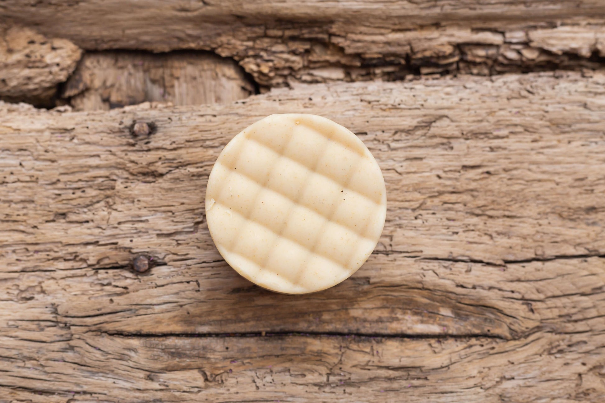 Savon exfoliant sur une table en bois