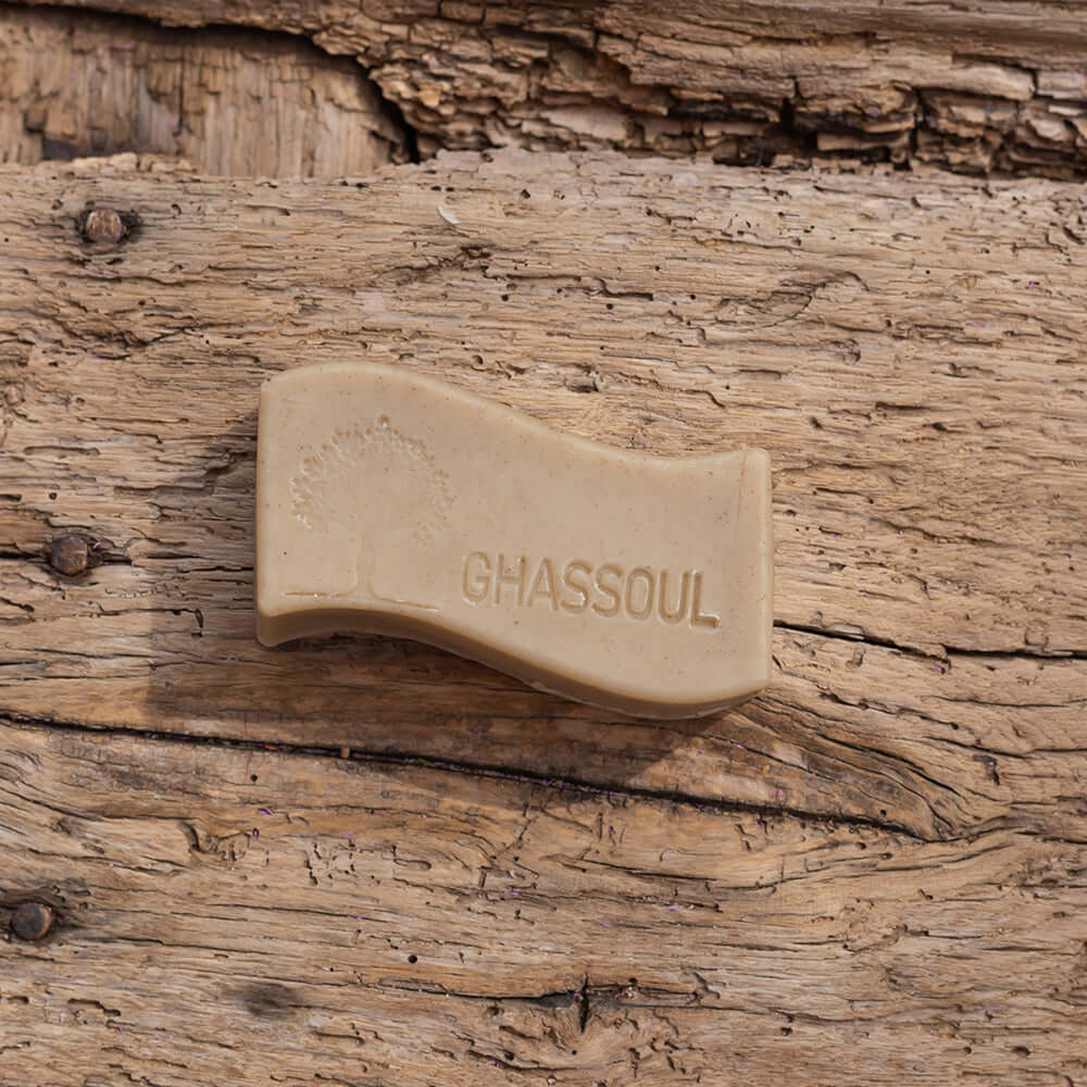 Photo du savon Ghassoul sur une table en bois 