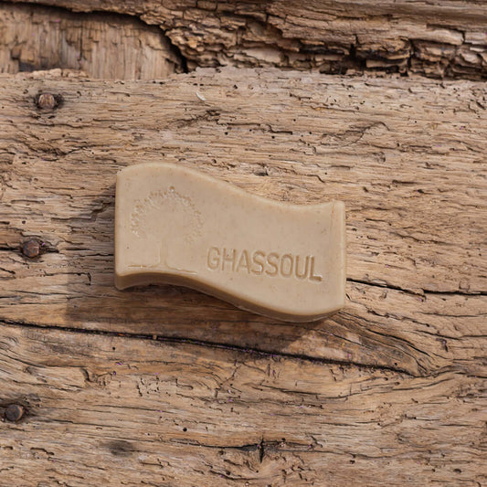 Photo du savon Ghassoul sur une table en bois