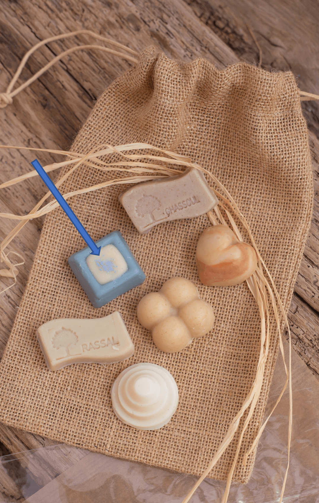 Lot de savons sur une table en bois