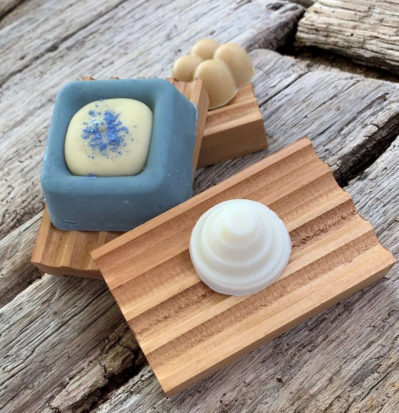 savons bulles de r'êveil posés sur des portes-savons en bois