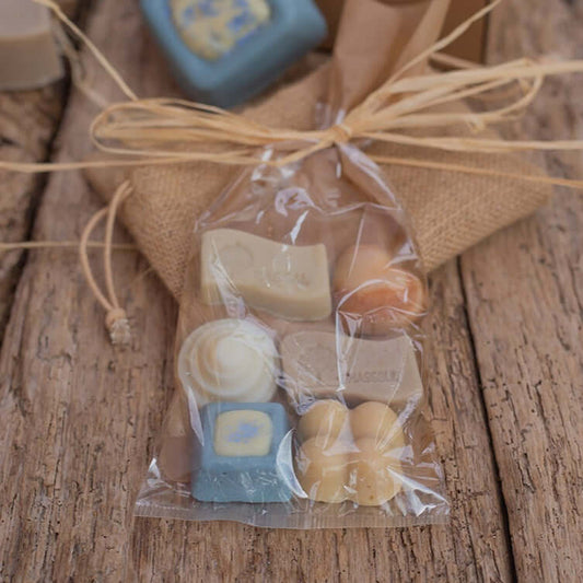 photo des savons miniatures de Bulles de R'Êveil dans un emballage naturel